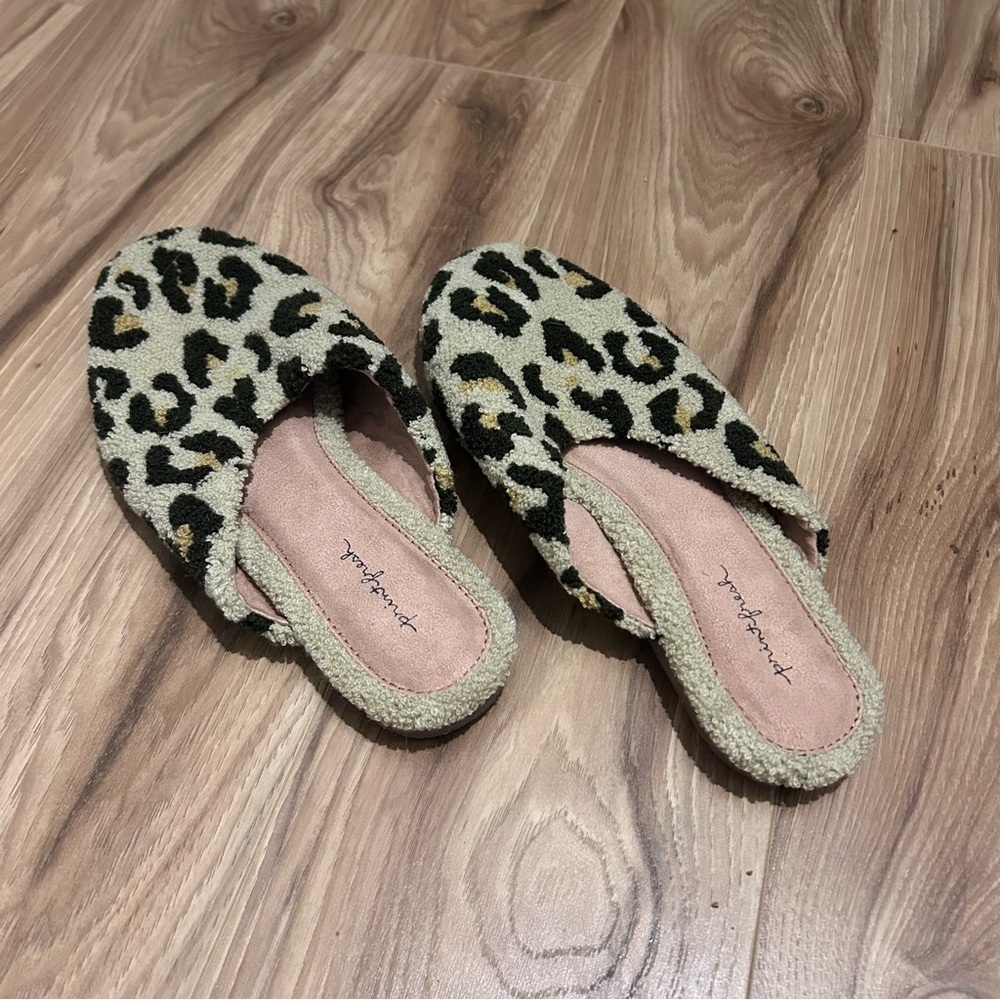 Printfresh leopard spot tufted slippers size 8